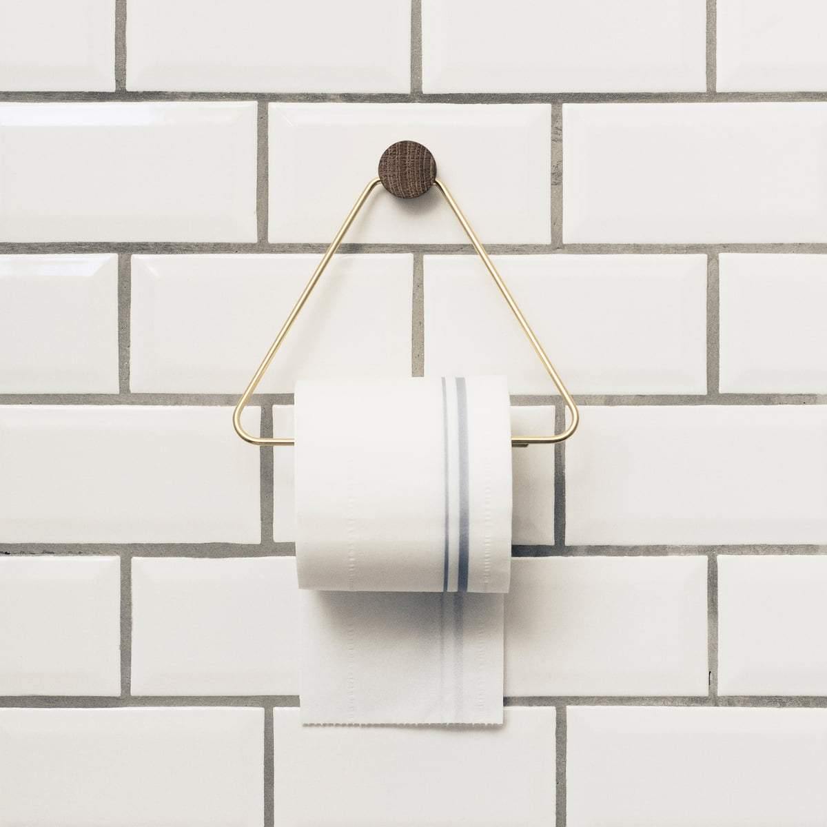 Das filigrane Design von dem Toilettenpapierhalter von ferm Living in Messing wertet jedes Bad im Wohnwagen oder Wohnmobil optisch gleich auf | Jetzt kaufen bei Wildnest Glamping