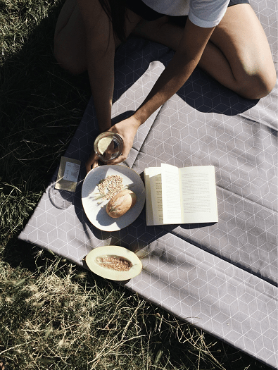 Moderne Picknickdecke GEO in grau für die Campingreise oder Strandausflug | Jetzt kaufen bei Wildnest Glamping