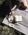 Moderne Picknickdecke GEO in grau für die Campingreise oder Strandausflug | Jetzt kaufen bei Wildnest Glamping