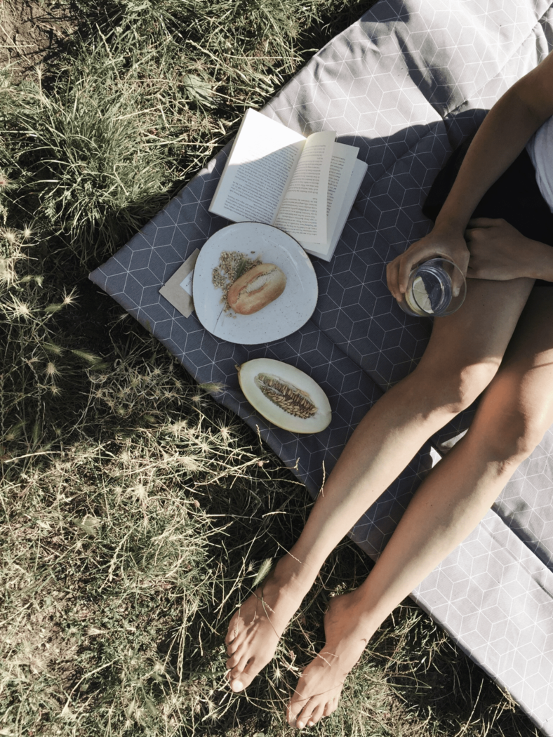 Wunderschöne handgefertigte Picknickdecke GEO in grau | Jetzt kaufen bei Wildnest Glamping