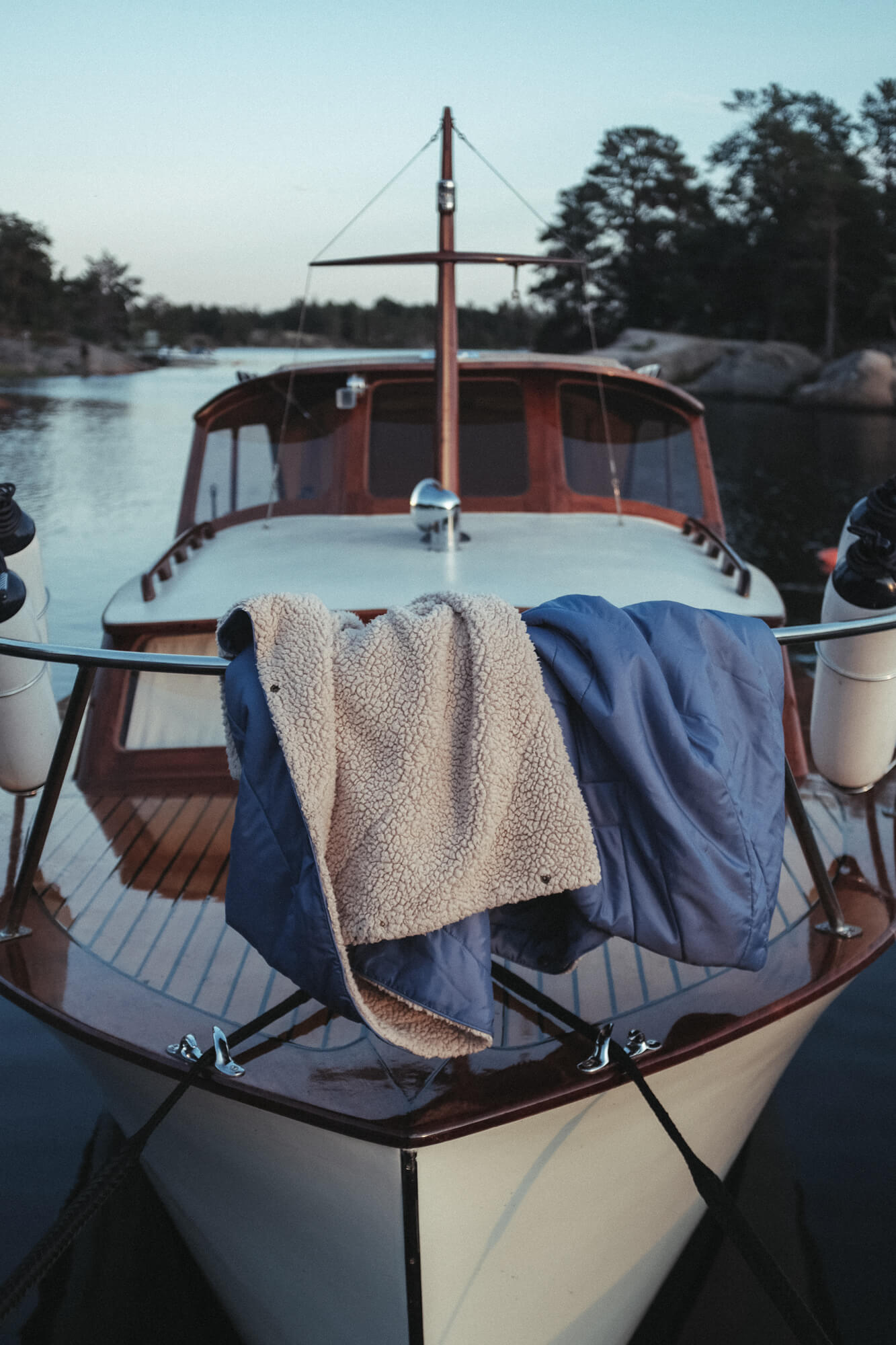 Die warme Kuscheldecke in blau hält unglaublich warm an kalten Campingabenden | Jetzt kaufen bei Wildnest Glamping