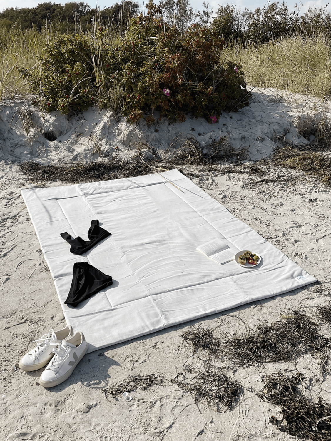Die Picknickdecke  für jeden romantischen Campingurlaub von Layzy in der Farbe Sand ist sehr edel und schick | Jetzt kaufen bei Wildnest Glamping