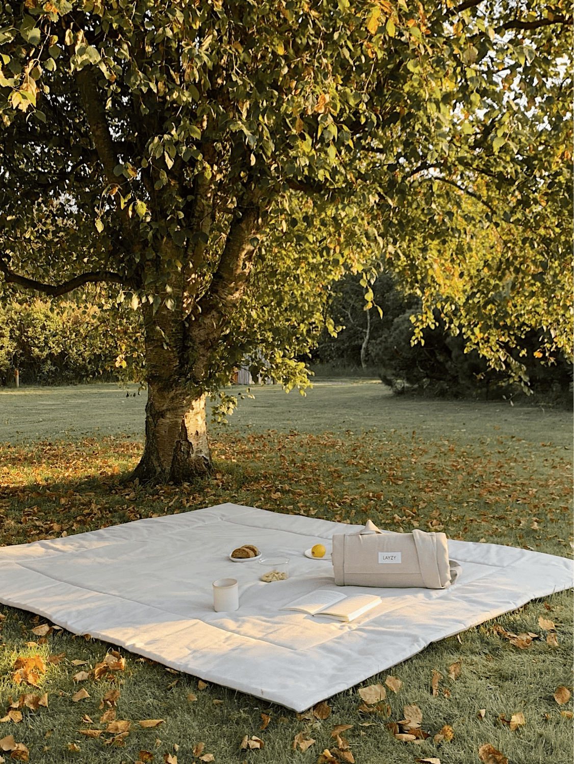 Die Picknickdecke  für jeden romantischen Campingurlaub von Layzy in der Farbe Sand ist sehr edel und schick | Jetzt kaufen bei Wildnest Glamping